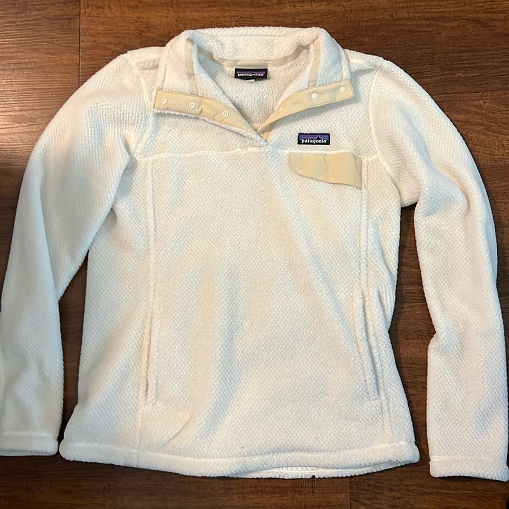 Patagonia sweatshirt!! Super soft and comfy and in perfect condition!